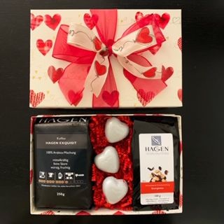 Geschenkset mit Herzen, goldenen Details und Schleife