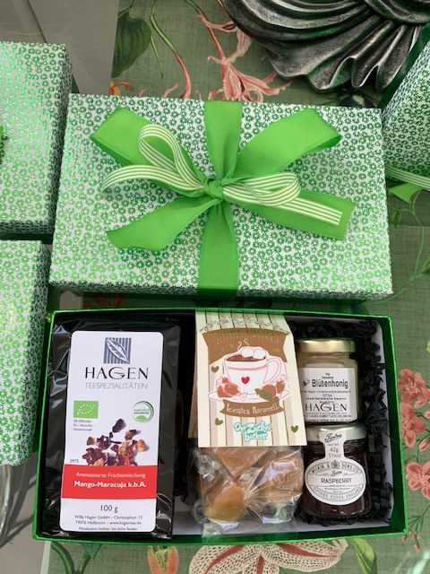 Grünes Geschenkset mit Blumen-Muster